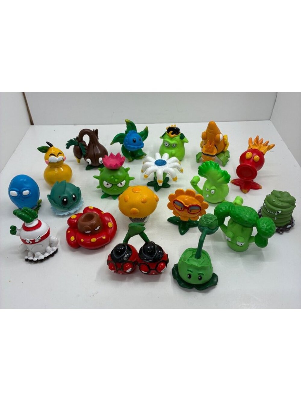 Plants Vs Zombies Toy Figurines Lot Of 19 Colorful PVC Game Collectibles